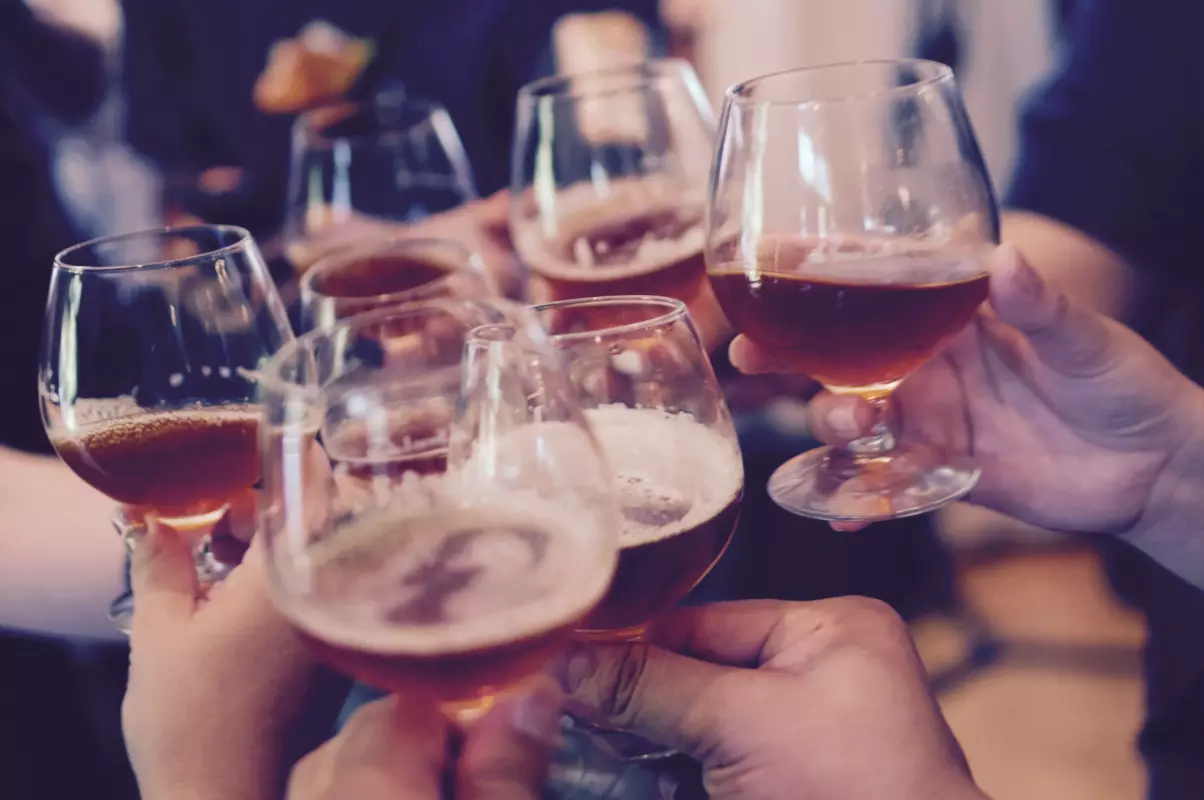hand-wine-glass-restaurant-celebration-meal-14713-pxhere.com
